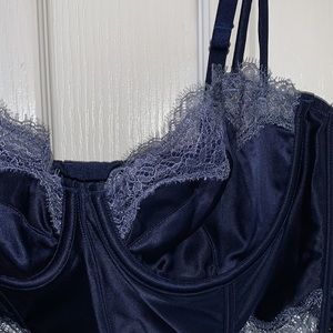 NEW W/ TAG navy blue vs bra with lots of lacy details, 36C